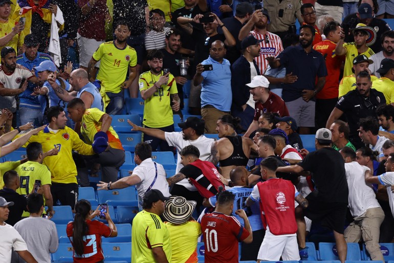 Darwin Nuñez (C) of Uruguay reacts towards fans in the stands after the CONMEBOL Copa America 2024 semifinal match between Uruguay and Colombia at Bank of America Stadium on July 10, 2024 in Charlotte, الفرنسية