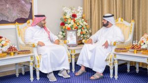 ولي عهد الفجيرة يلتقي باحثي الأدب العربي حمود الصاهود وأحمد محمد عبيد