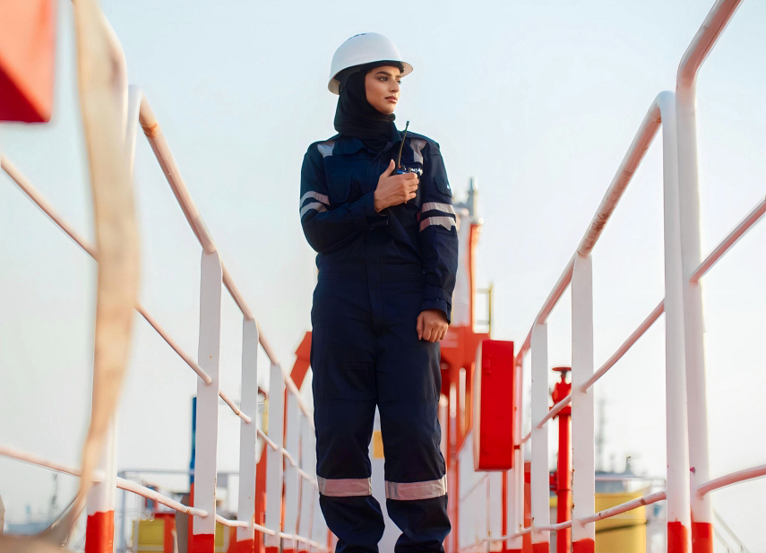 طيف الريسي.. بحارة إماراتية تعشق التحدي والمغامرة