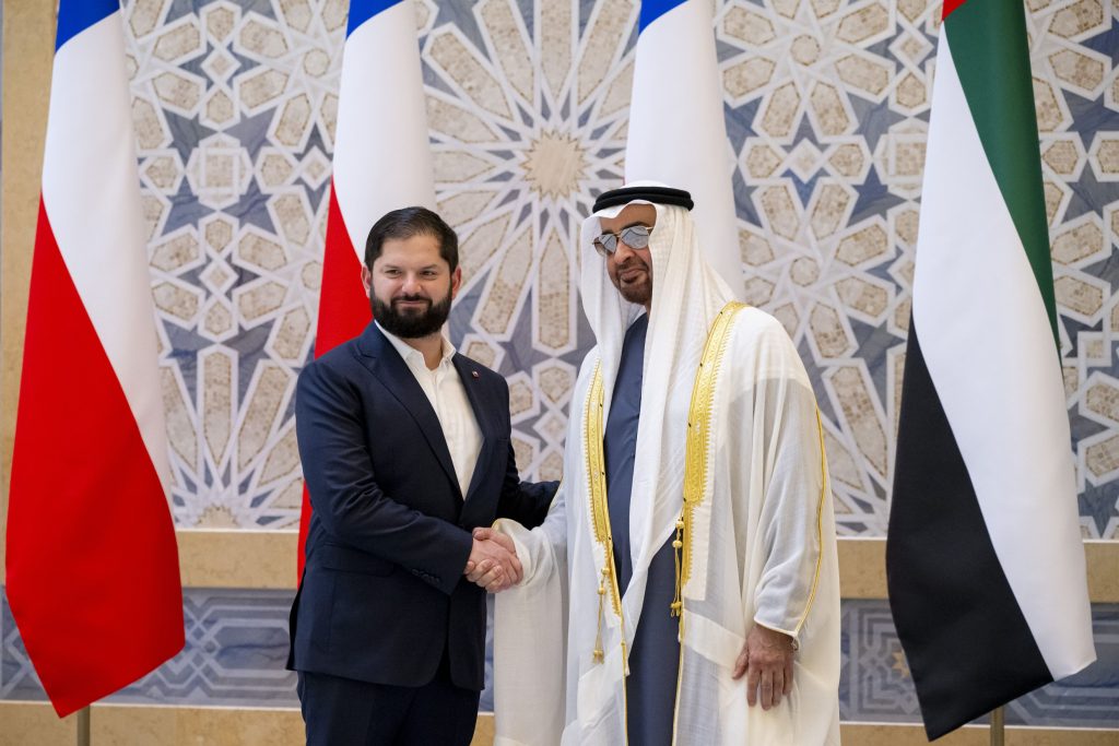 جرت له مراسم استقبال رسمية.. رئيس الدولة يستقبل الرئيس التشيلي في قصر الوطن