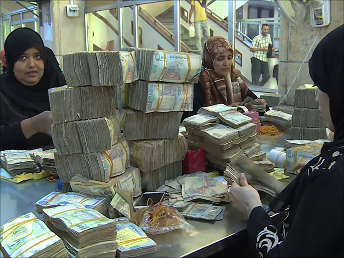 الريال اليمني يواصل تهاويه أمام العملات الأجنبية