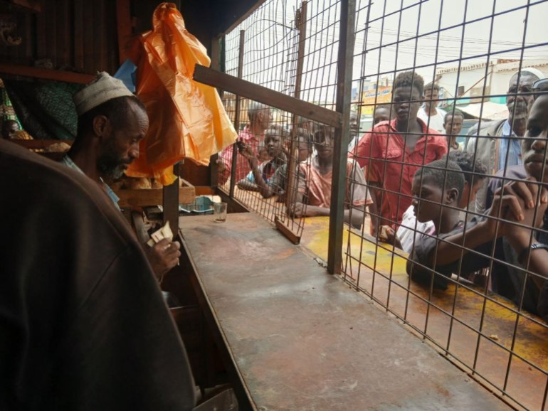 مواطنون في مدينة المناقل التي يسيطر عليها الجيش السوداني وتقع شمالي غرب ولاية سنار كشفوا عن توقف تدفق السلع الغذائية لسوق المدينة وشح في الوقود (الجزيرة)