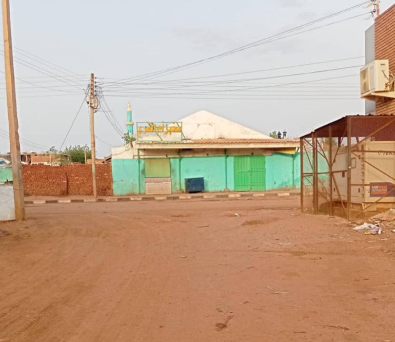 أسعار السلع الأساسية تشهد ارتفاعاً جنونيًا، مع انعدام سلعة الأرز التي بات يعتمد عليها حوالي 80٪ من سكان الخرطوم في غذائهم (الجزيرة)