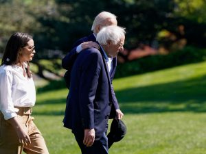 لماذا يلقي الديمقراطيان ساندرز وكورتيز طوق نجاة لبايدن؟