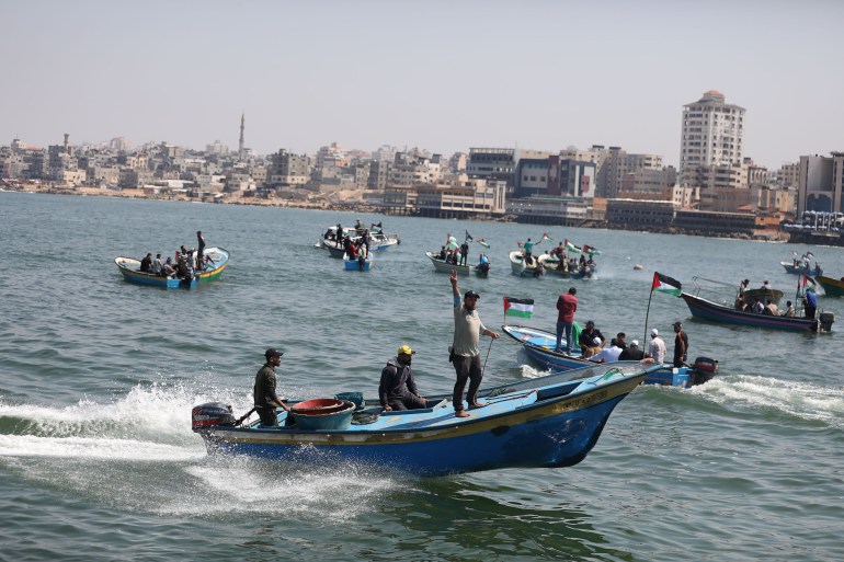 طالب عشرات الفلسطينيين في غزة، السبت، بإنهاء الحصار الإسرائيلي المفروض على القطاع منذ عام 2007. جاء ذلك خلال وقفة نظمتها "الحملة الدولية لكسر الحصار عن قطاع غزة" (غير حكومية)، داخل ساحة ميناء غزة. ورفع المشاركون بالوقفة لافتات تطالب بتدخل دولي لكسر الحصار الإسرائيلي، كما أعلنت الحملة الدولية إطلاق حملة بعنوان "افتحوا موانئ غزة"، ستشارك بها عدة دول عربية وأوروبية للفت الأنظار إلى معاناة المواطنين في قطاع غزة. وبعد الوقفة، انطلقت من شواطئ غزة عدة مراكب صغيرة تحمل أعلام فلسطين في "مسير بحري"، إيذاناً ببدء فعاليات الحملة. ( Mustafa Hassona - وكالة الأناضول )