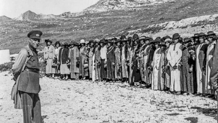 رضا شاه بهلوي صدر القانون بحظر الحجاب للإيرانيات في كل المحافظات سنة 1936 ، بالإضافه إلى ارتداء الزي الغربي للمرأة الايرانية في عقد 1930.