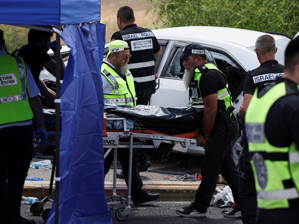 قوات الاحتلال تعتقل والدي وأشقاء منفذ عملية الدهس قرب الرملة