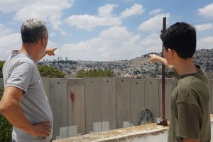 عقدان على قرار إزالته.. إطلالة على الأقصى يعكّرها الجدار العنصري