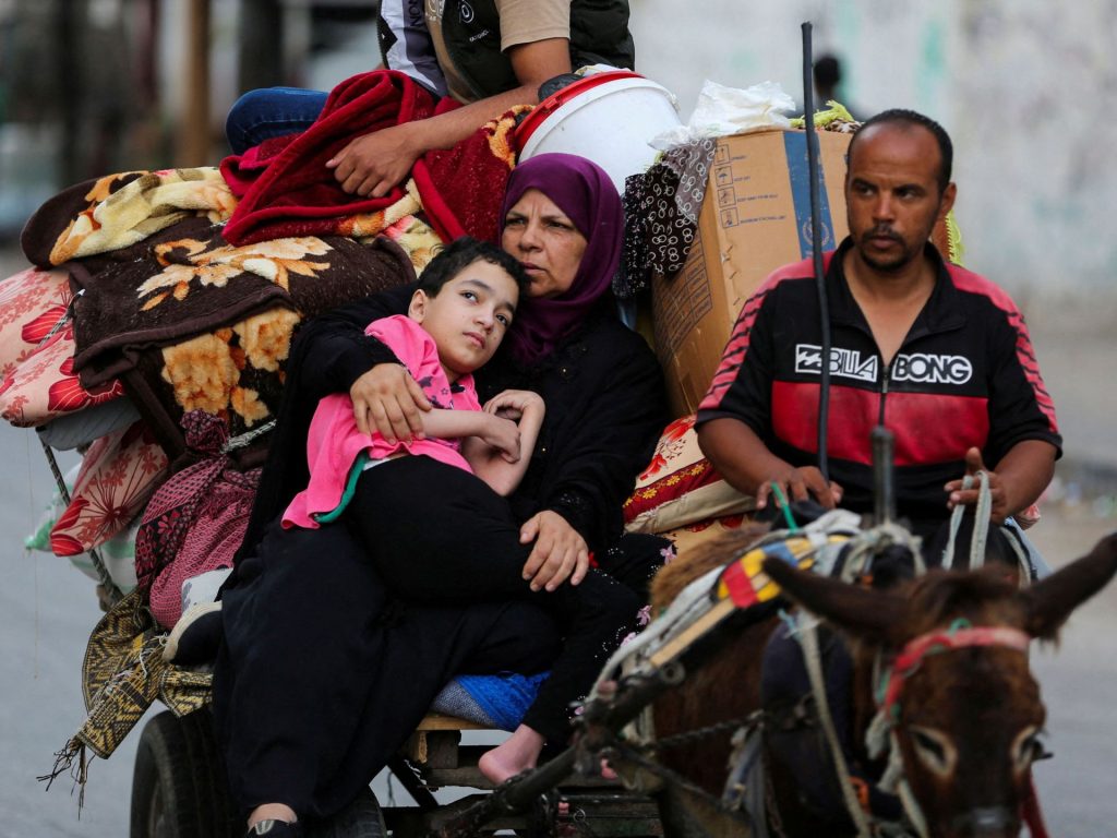 حكايا النزوح في غزة.. عن تصفية الذكريات والمقتنيات!