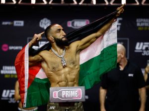 “ارفع يديك أنت بطل العالم”.. نور محمدوف يتغنى بالمصارع بلال محمد