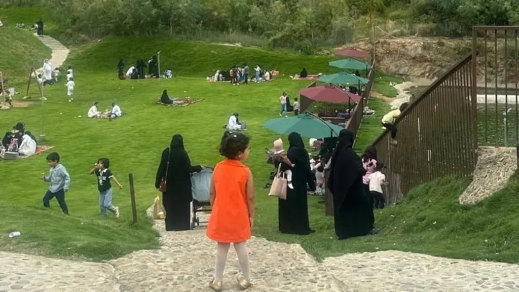 سعودي يستزرع السمك بنجران ويحول مزرعته لمنتزه وسط الجبال