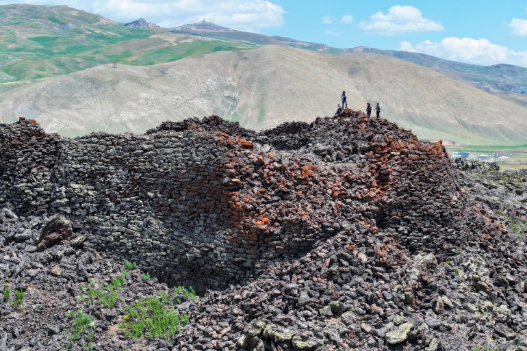 في منطقة جبل تندورك بين ولايتي وان وآغري شرقي تركيا، تطل بقايا قلعة "عرب زنكي" الأثرية التي ما زالت أجزاء من جدرانها تحتفظ بمتانتها رغم مرور عدة قرون. فريق من الأناضول التقط صورا لأطلال وبقايا هذه القلعة التي احتضنت بين جدرانها أنشطة لحضارات مختلفة في العصور الوسطى، وفق ما أظهرته دراسات أولية. وتقع القلعة التي تعرف أيضا باسم "القلعة الغامضة"، بين منطقتي "دوغو بايزيد" بولاية آغري وجالديران بولاية وان، والتي تمكنت قوات الأمن التركية من تطهيرها من الأنشطة الإرهابية. ( Özkan Bilgin - وكالة الأناضول )