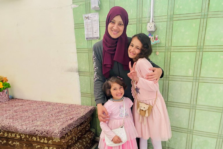 أمل حبيب مع ابنتيها copy