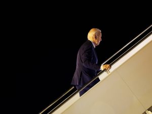 وول ستريت: كبار الديمقراطيين يديرون ظهورهم لبايدن