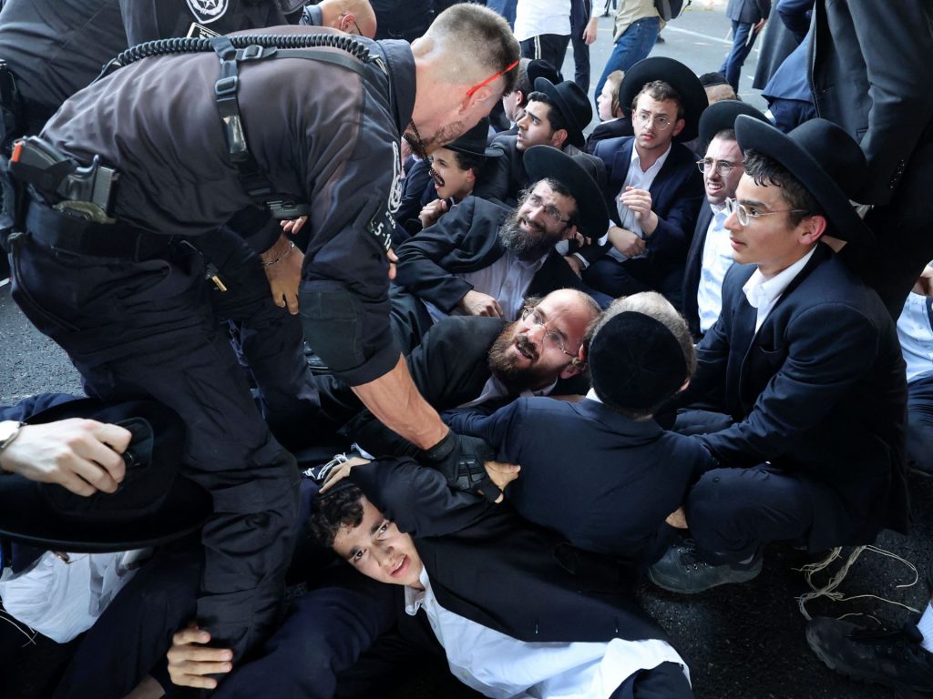 صدامات بين الشرطة الإسرائيلية والحريديم وسط تل أبيب