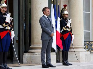 حكومة “بلا صلاحيات” في فرنسا وتحذير من “غرق سفينة” اليسار