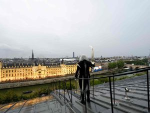 من هو الرجل المقنع في حفل افتتاح أولمبياد باريس؟