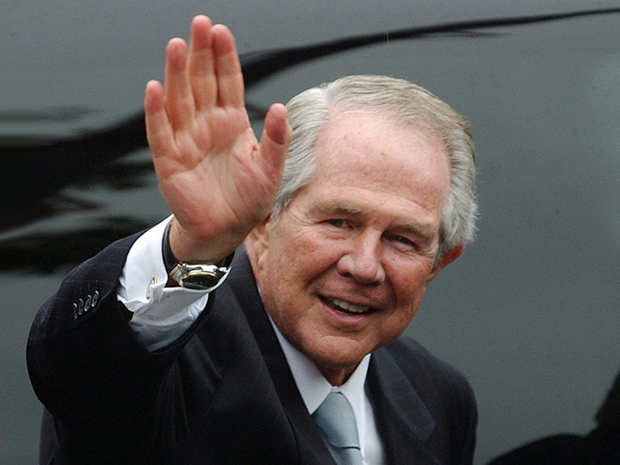 الموسوعة - epa000209820 Evangelist Pat Robertson waves as he leaves Washington National Cathedral after the funeral of former US President Ronald Reagan in Washington, DC Friday 11 June 2004. Reagan, the 40th President of the US, died from complications of Alzheimer's disease. EPA/JUSTIN LANE