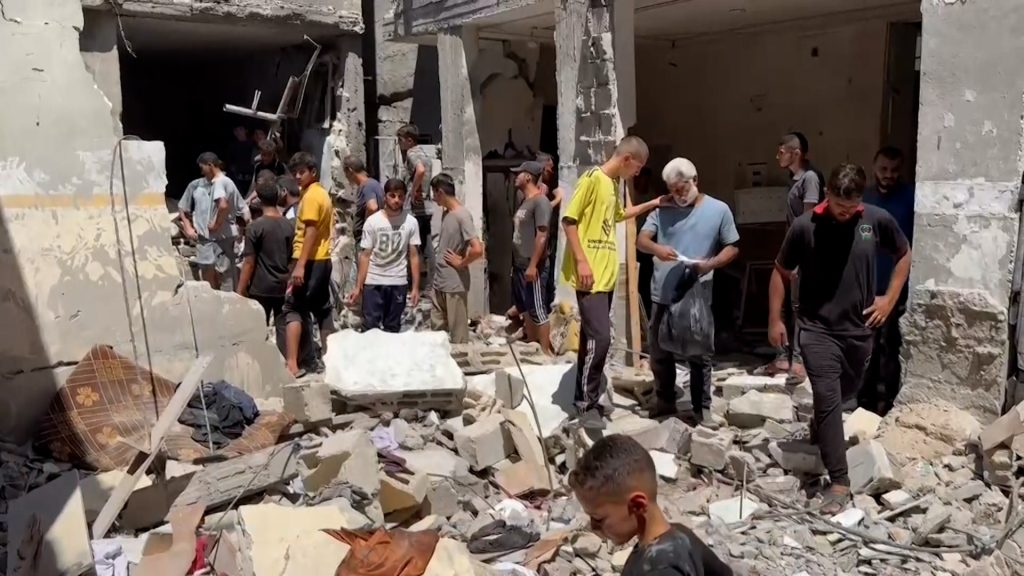 غارات إسرائيلية متواصلة على وسط قطاع غزة مخلفة شهداء وجرحى