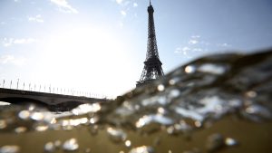 نهر السين الملوث يزيد نزيف أولمبياد باريس ويثير عاصفة انتقاد وسخرية