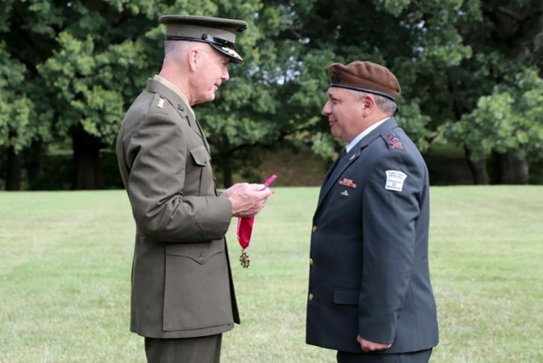 Chairman of the US Joint Chiefs of Staff Joseph Dunford presents IDF Chief of Staff Gadi Eisenkot with the Legion of Merit, outside the Pentagon on August 4, 2016. (IDF Spokesperson’s Unit)