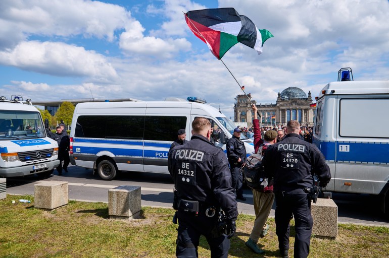 After repeated violations of conditions and the dissemination of criminal content, the protest camp for pro-Palestinian activists was banned by the police near the Federal Chancellor's Office and the Reichstag building and subsequently cleared. The demonstrators tried to prevent the evacuation by blocking their seats. Several people were arrested. / Following repeated violations of regulations and the dissemination of criminal content, the protest camp of pro-Palestinian activists near the Federal Chancellery and the parliament were verified by the police and building victed. The demonstrators to prevent the eviction with blockades. Several people were arrested.