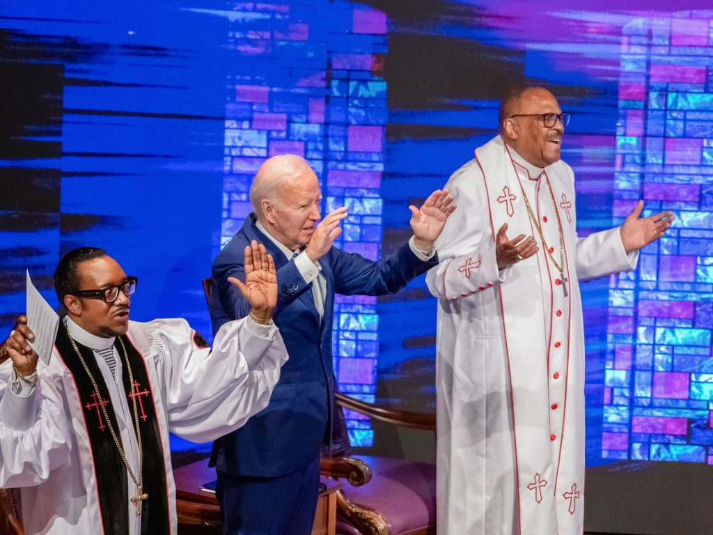 رجال الرب في المكتب البيضاوي.. كيف تؤثر الكنيسة على الانتخابات الأميركية؟