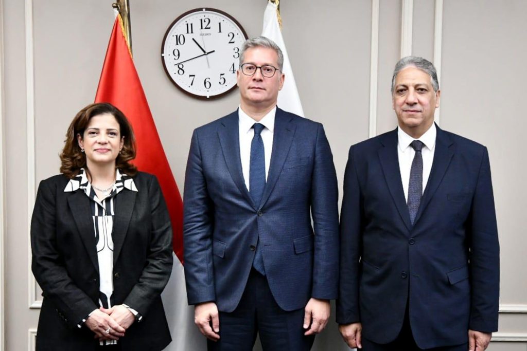 مصر توقع اتفاقيتين بـ340 مليون دولار لزيادة إنتاج النفط والغاز