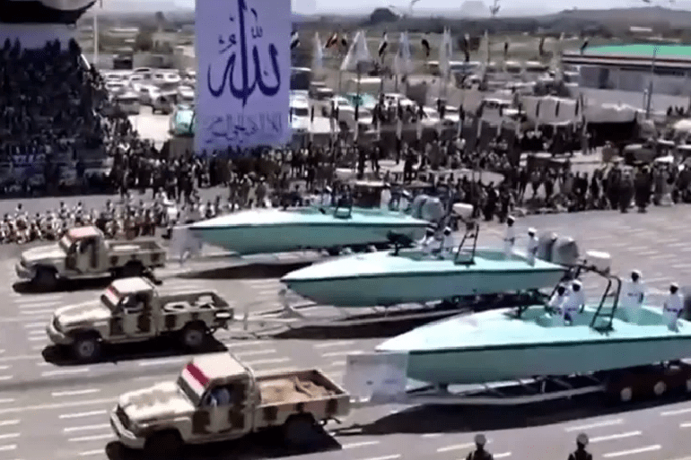 زوارق "نذير" تمتلك القدرة على حمل أسلحة متوسطة وخفيفة ويمكنها إطلاق صواريخ كاتيوشا 107 ملم، التي إما تكون تدميرية وإما حارقة. (مواقع التواصل)