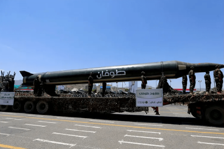 صُمِّم صاروخ "طوفان" حاليا لحمل رأس حربي تقليدي ولكنه قادر على التسلح برأس حربي كيميائي أو نووي أيضا بوزن يصل إلى نحو 800 كيلوغرام. (الفرنسية)