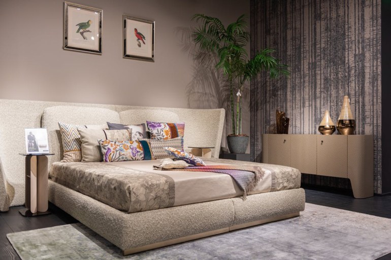 5إضافة أغطية أسرة فاخرة ومصابيح جانبية على الطاولات ضرورية، مع شراء سجادة جميلة تمنح الدفء إلى الغرفة وتجعلها 