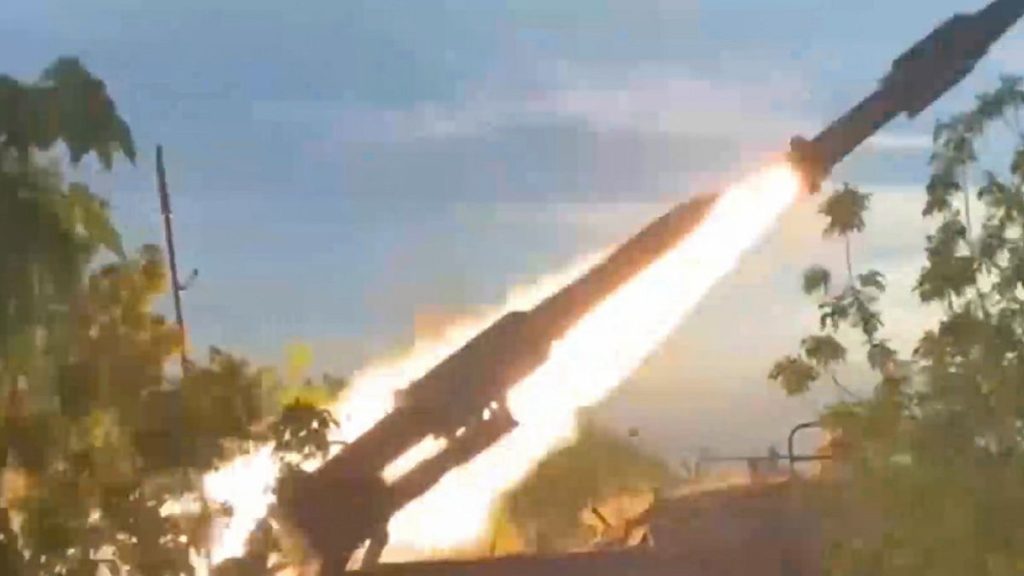 هجوم بالصواريخ يطال “كريفي ريه” مسقط رأس الرئيس الأوكراني