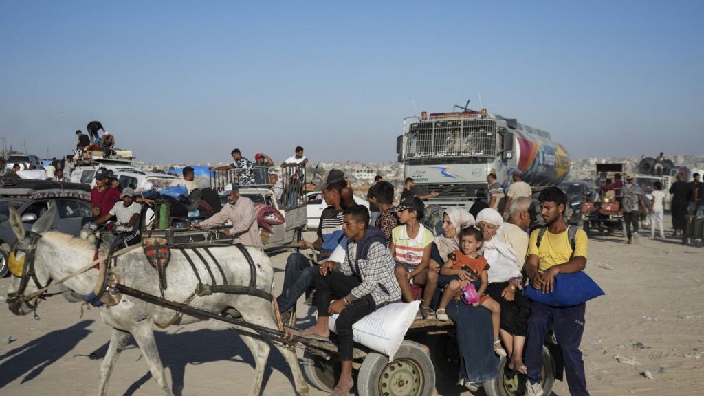 “أين نذهب؟” الفلسطينيون يواجهون المجهول بعد أوامر إسرائيلية جديدة لإخلاء مناطق في خان يونس