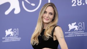 أنجلينا جولي تعبر عن قلقها من الغناء في فيلم “ماريا” قبل ساعات من عرضه في مهرجان البندقية