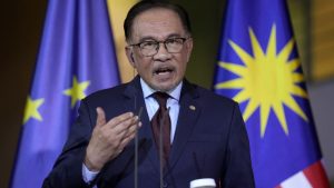 “ميتا” تعيد منشورات رئيس وزراء ماليزيا أنور إبراهيم عن إسماعيل هنية بعد حذفها