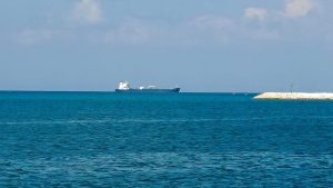 وصول باخرة “عين أكر” إلى لبنان محملة بهبة جزائرية من الفيول: هل ستستفيد منها البلاد؟