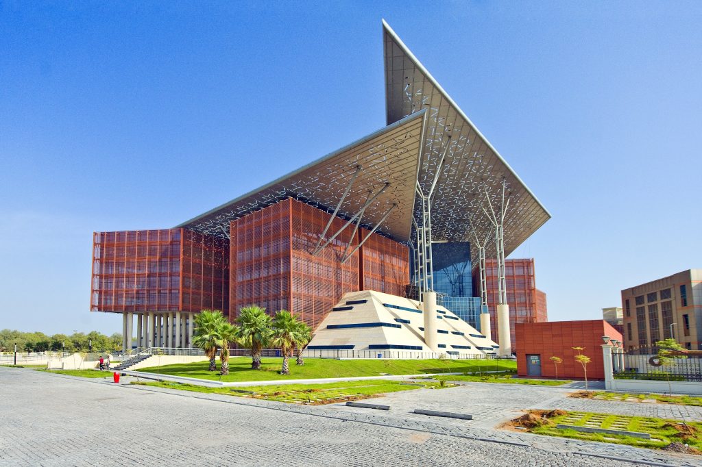 “قضاء أبوظبي” تنجز نصف مليون طلب إلكتروني أمام المحاكم والنيابات خلال 6 أشهر