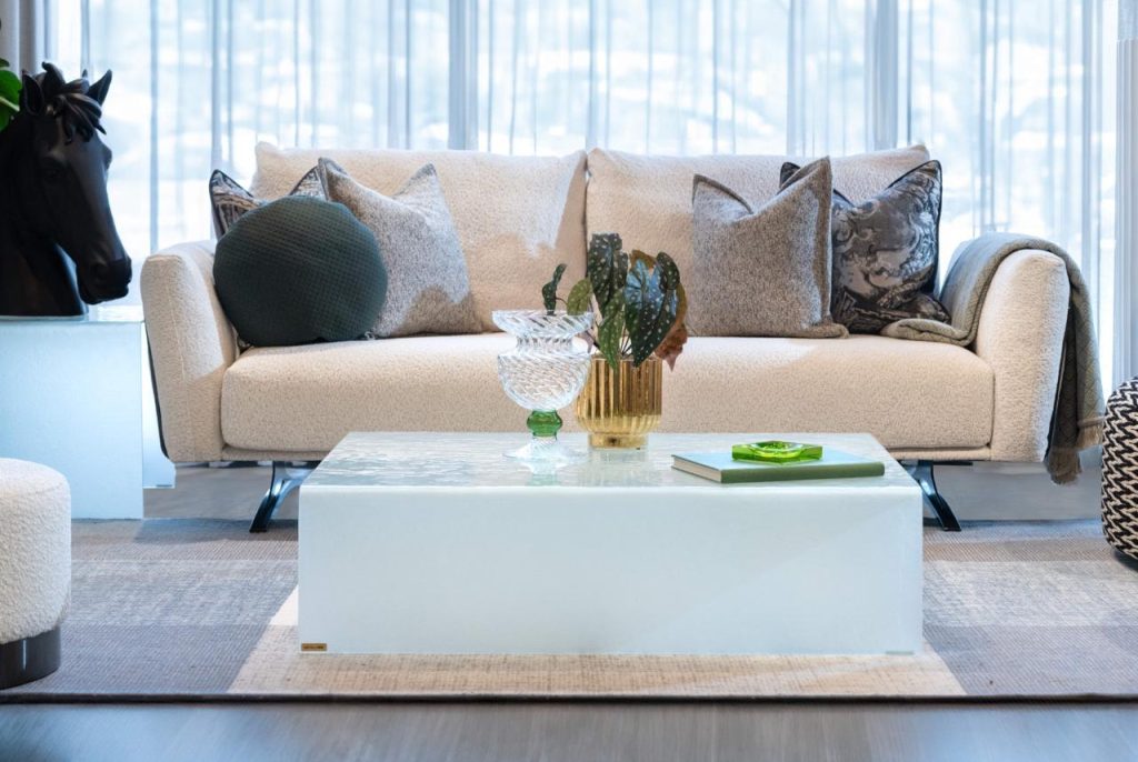 «تشاتلز آند مور» تطلق تشكيلتها الحديثة من قطع الزجاج الملوّن.. سيمفونية الفنّ والإبداع