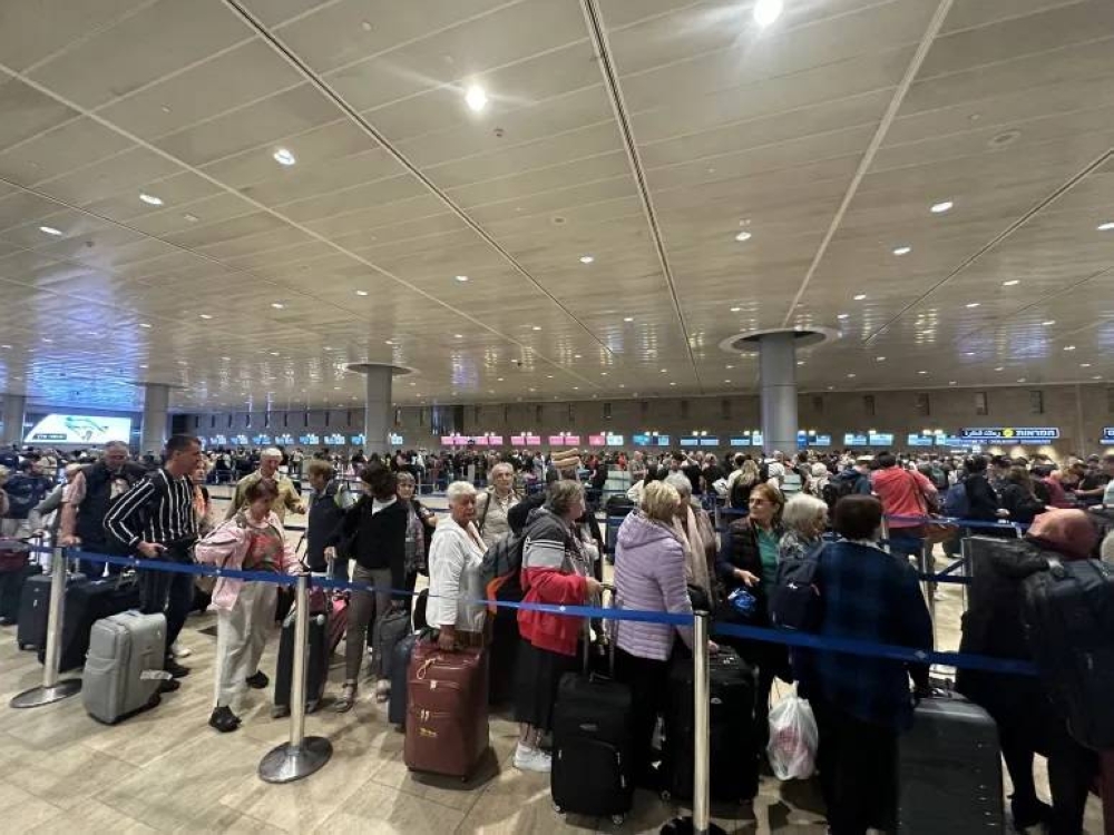 إسرائيليون عالقون في المطارات.. وإيران: الرد دبلوماسي