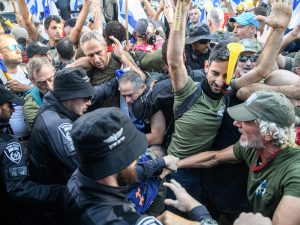 هآرتس: اخرجوا للشوارع أيضا ضد محاولة الانقلاب على القضاء