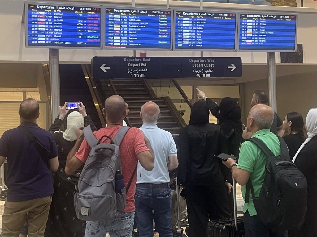 إلغاء عشرات الرحلات الجوية في تل أبيب وبيروت