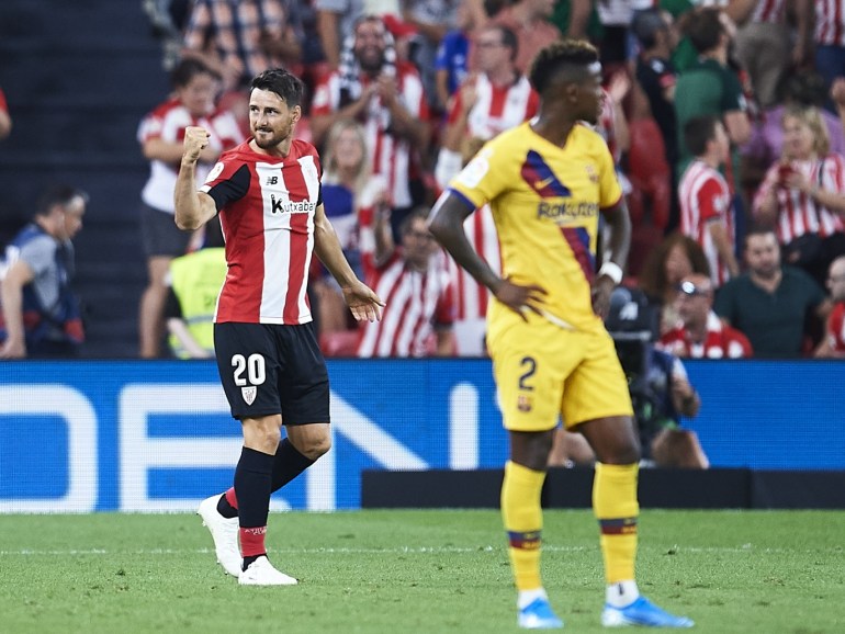 BILBAO, SPAIN - AUGUST 16: Aritz Aduriz of Athletic Club celebrates after scoring the first goal of Athletic Club during the Liga match between Athletic Club and FC Barcelona at San Mames Stadium on August 16, 2019 in Bilbao, Spain. (Photo by Juan Manuel Serrano Arce/Getty Images)