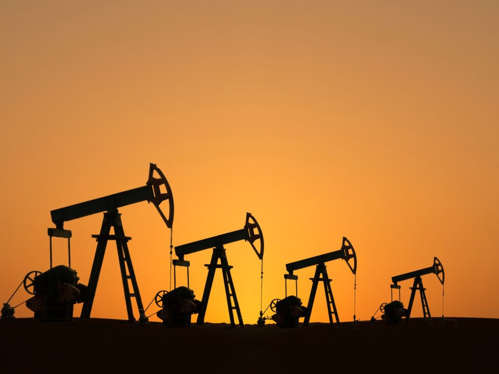 النفط يرتفع والشيكل يواصل الهبوط تحت ضغط اغتيال هنية وشُكر