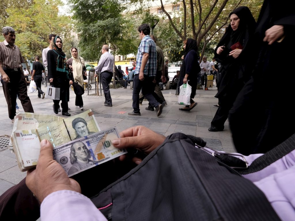 بين تحسين حياة الناس وتقديم المهدئات.. فريق اقتصادي جديد بإيران في وجه العقوبات؟