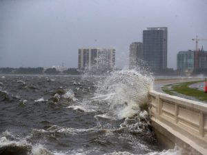 تحذير من أمطار تاريخية وأمواج مدمرة بسبب العاصفة “ديبي”