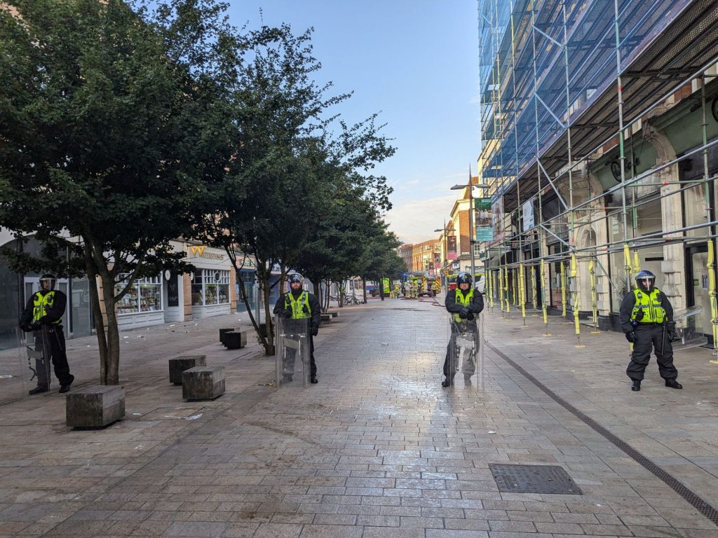 الشرطة البريطانية تعزز انتشارها بعد أعمال شغب معادية للمسلمين