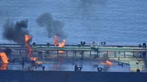 الاتحاد الأوروبي يدرس سحب ناقلة نفط يونانية ما زالت مشتعلة بالبحر الأحمر