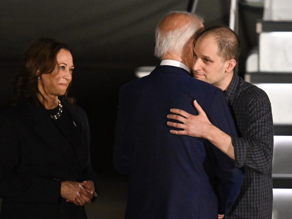 بايدن وهاريس يستقبلان سجناء مفرجًا عنهم في أكبر صفقة تبادل مع روسيا