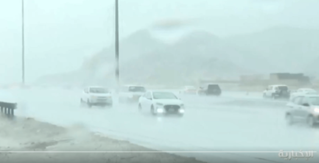أمطار غزيرة تشهدها شوارع مكة المكرمة (فيديو)