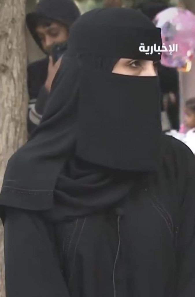 في صورة من أرقى وأسمى معاني الوفاء.. زوجة لم تتخل عن زوجها بعد إصابته بالحد الجنوبي